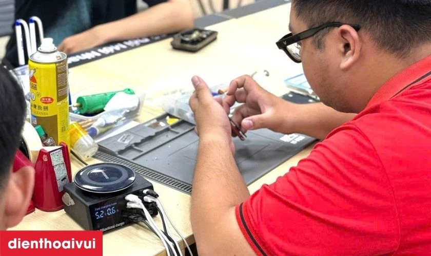 Sau khi ho&agrave;n tất, m&aacute;y được kiểm tra to&agrave;n diện khả năng l&ecirc;n nguồn, sạc pin