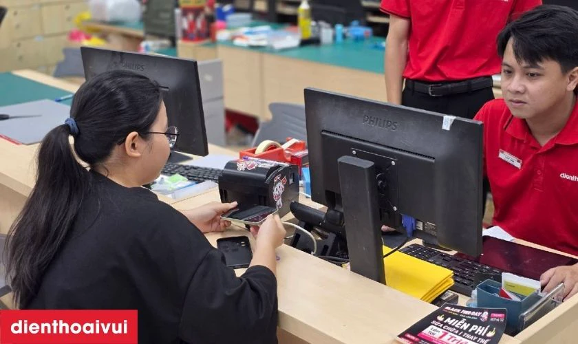 Kỹ thuật vi&ecirc;n tiếp nhận thiết bị, ghi nhận trạng th&aacute;i lỗi