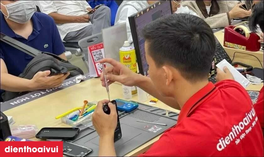 Quy tr&igrave;nh sửa main - IC sạc iPhone 12 tại Điện Thoại Vui