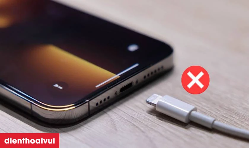 Dấu hiệu iPhone 12 Pro Max bị hư IC sạc