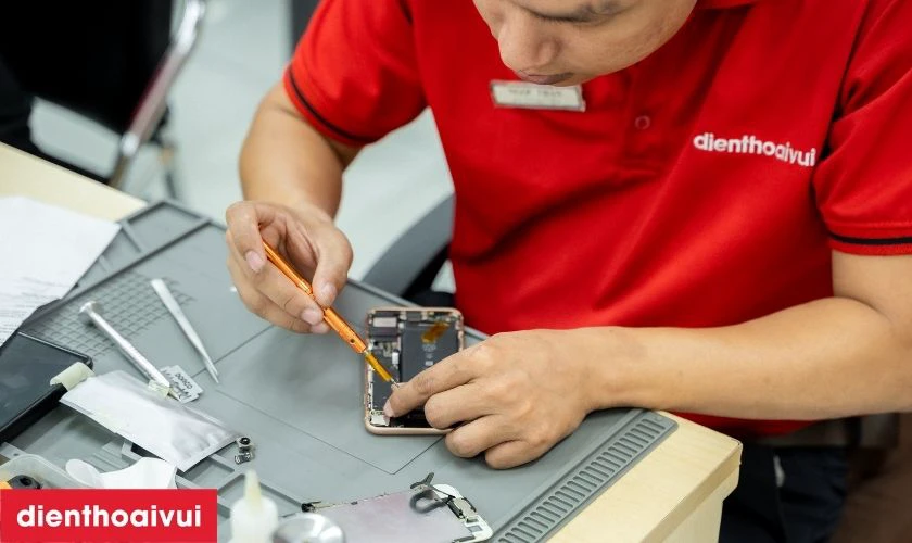 Quy tr&igrave;nh sửa main - IC sạc iPhone 13 Mini tại Điện Thoại Vui