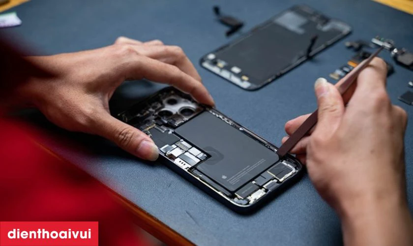 Có nên sửa main - IC sạc iPhone 14 không?
