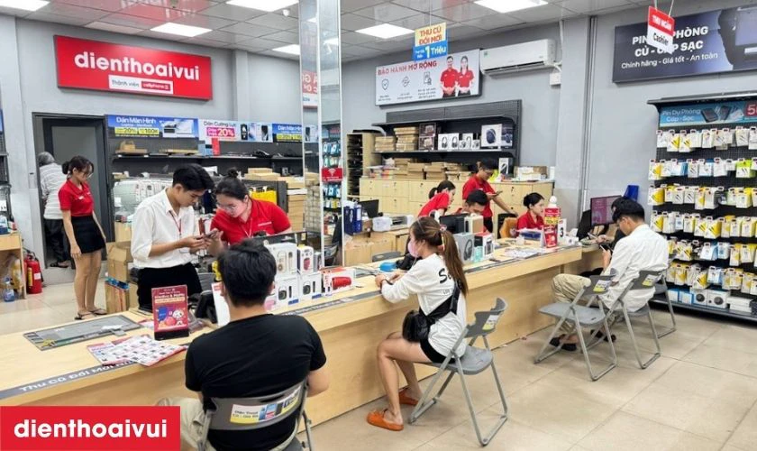 Mỗi cửa h&agrave;ng được trang bị m&aacute;y m&oacute;c hiện đại, khu vực chờ thoải m&aacute;i