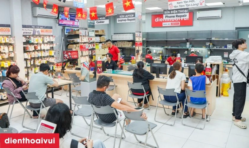 Nh&acirc;n vi&ecirc;n b&agrave;n giao lại iPhone Air cho kh&aacute;ch h&agrave;ng kiểm tra