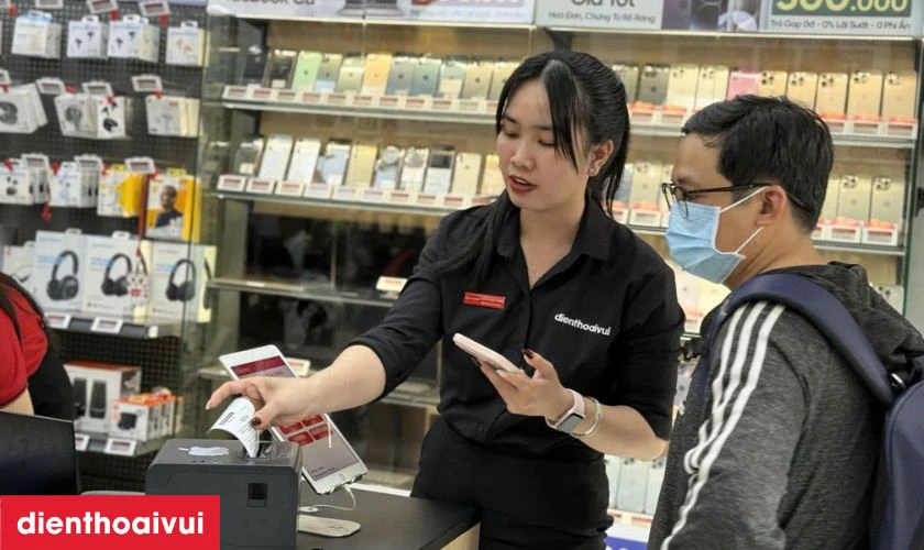 Kh&aacute;ch h&agrave;ng mang điện thoại Tecno đến trực tiếp cửa h&agrave;ng