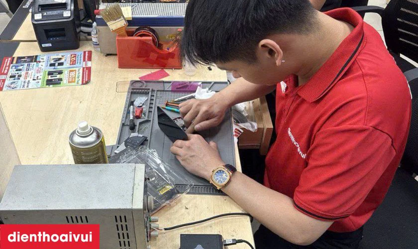 Kiểm tra v&agrave; ho&agrave;n thiện điện thoại Tecno