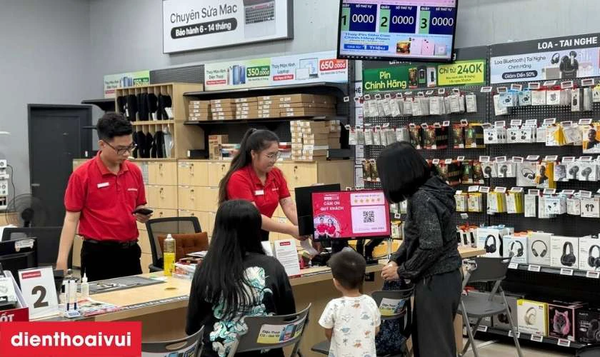 Khách hàng có thể quan sát trực tiếp quá trình sửa chữa tại quầy