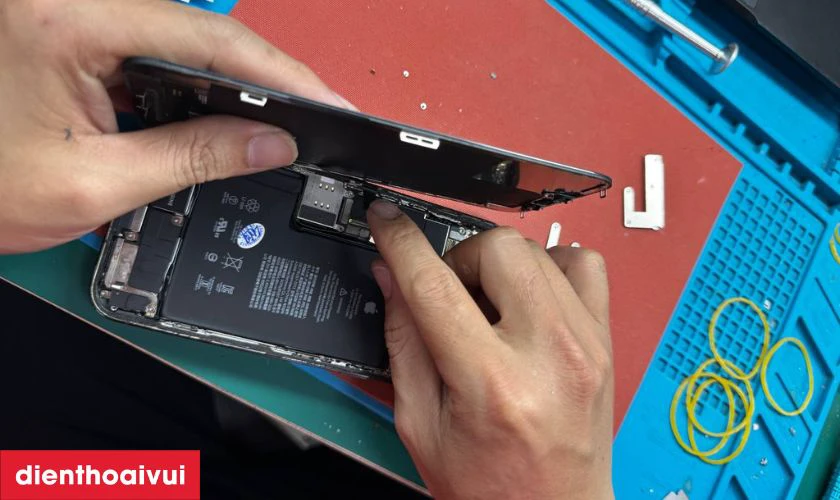 Quy tr&igrave;nh sửa main - IC wifi iPhone 17 tại Điện Thoại Vui