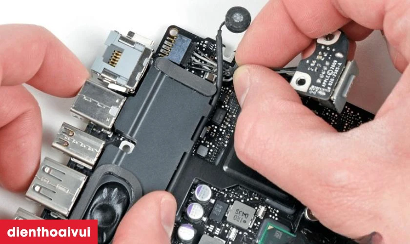 Sửa main laptop - Lỗi IC nguồn Dell Inspiron15 7580 l&agrave; g&igrave;