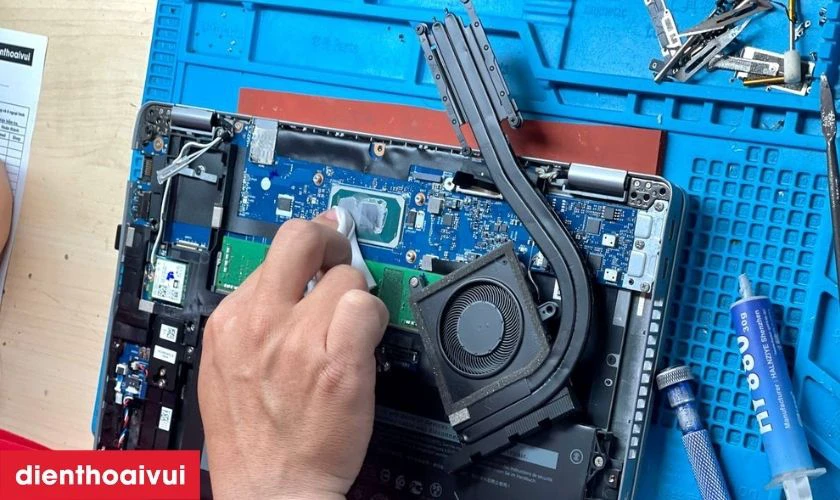 Tiến hành sửa IC nguồn cho Dell Latitude 7480