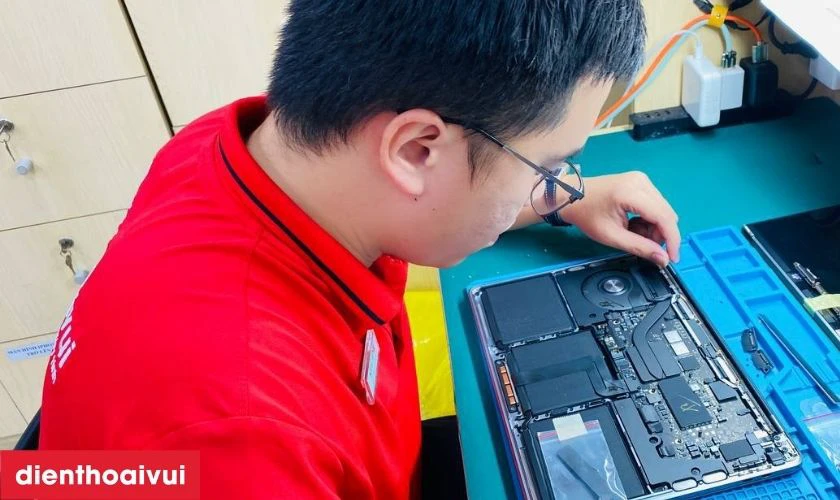 Kỹ thuật viên kiểm tra lại chức năng máy và lắp ráp hoàn thiện