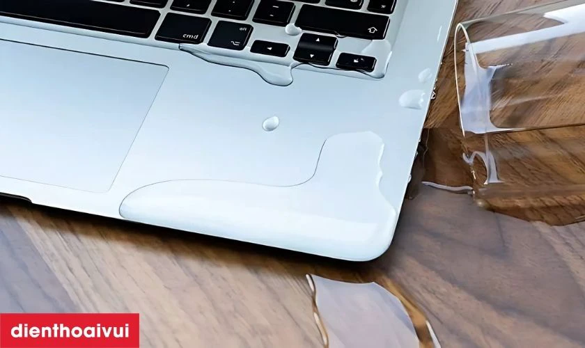 Nước đổ lên MacBook