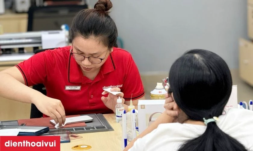 Bàn giao MacBook cho khách hàng