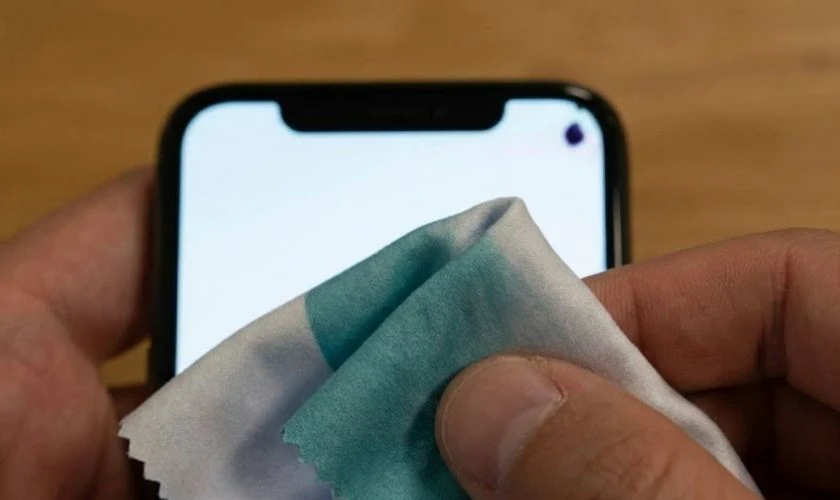 Chuẩn bị khăn hoặc vải mềm