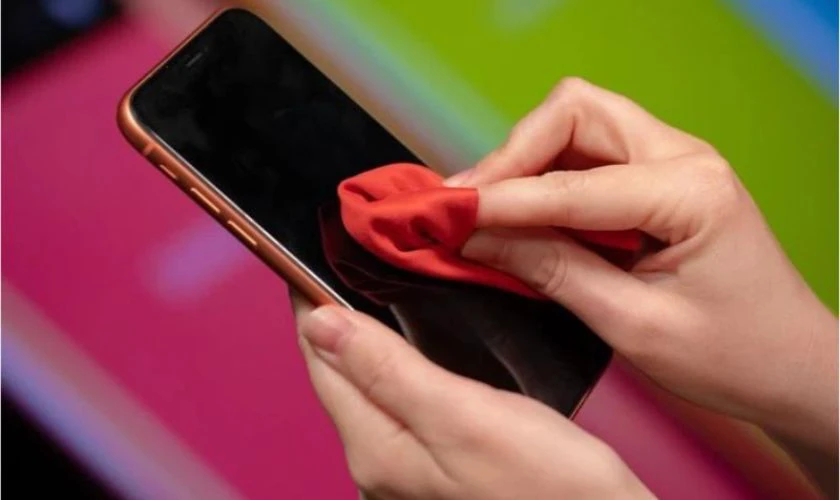 Quấn vải vào ngón tay để lau