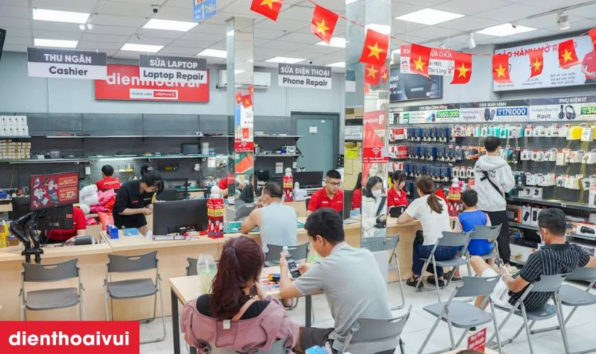 Kỹ thuật viên thành thạo xử lý lỗi phần cứng iPhone, thao tác chuẩn xác