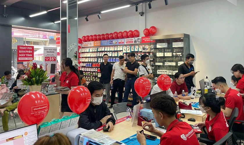 Khách hàng đến với cửa hàng Điện Thoại Vui Quận 2
