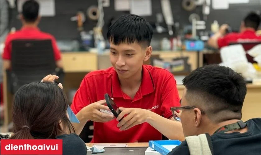 Kỹ thuật viên xác định nguyên nhân lỗi sọc và đề xuất giải pháp sửa chữa