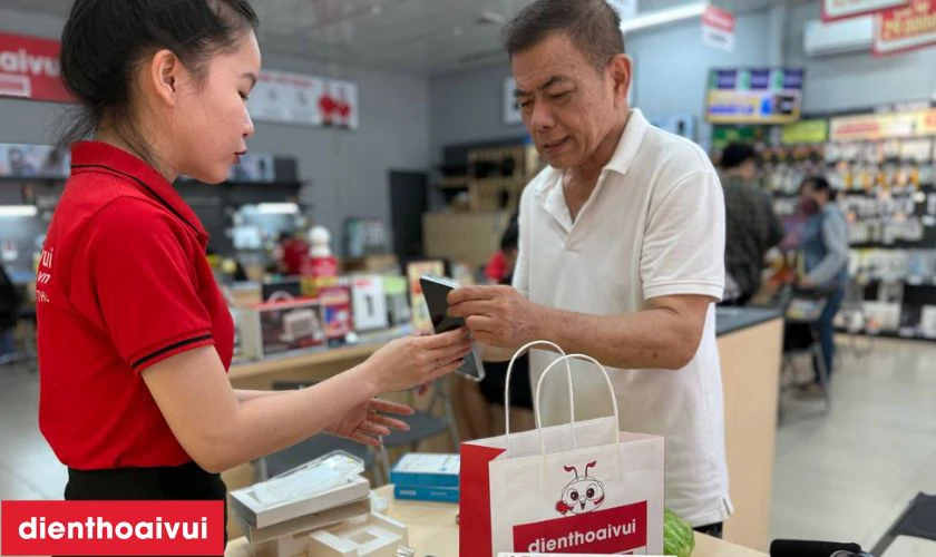 Khách hàng nhận lại máy, tự kiểm tra màn hình để đảm bảo chất lượng