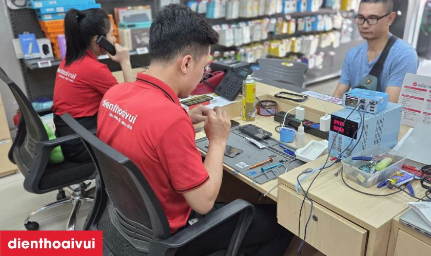 Kỹ thuật viên tiến hành kiểm tra toàn diện S20 Plus