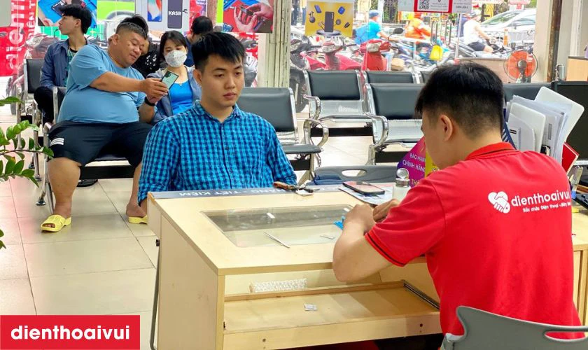 Kiểm tra tổng thể màn hình về độ sáng, màu sắc, cảm ứng