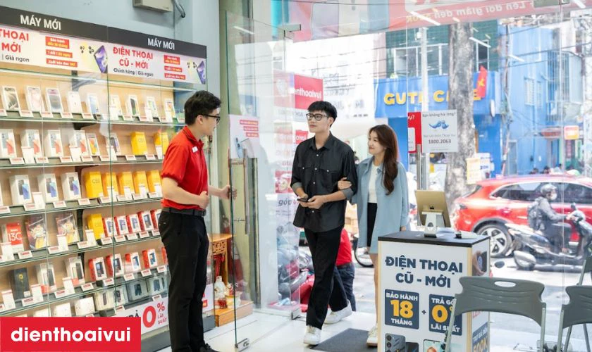 Nhân viên tiếp nhận máy sọc màn hình và thông tin về lỗi
