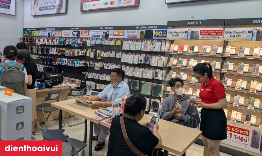 Nhân viên gửi máy cho khách kiểm tra lại