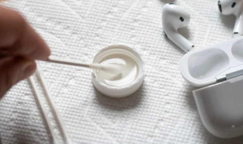 Vệ sinh làm sạch tai nghe và hộp sạc AirPods