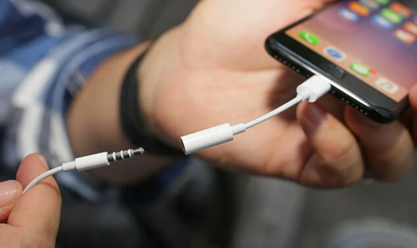 Cách kết nối tai nghe có dây với iPhone 11 Pro Max