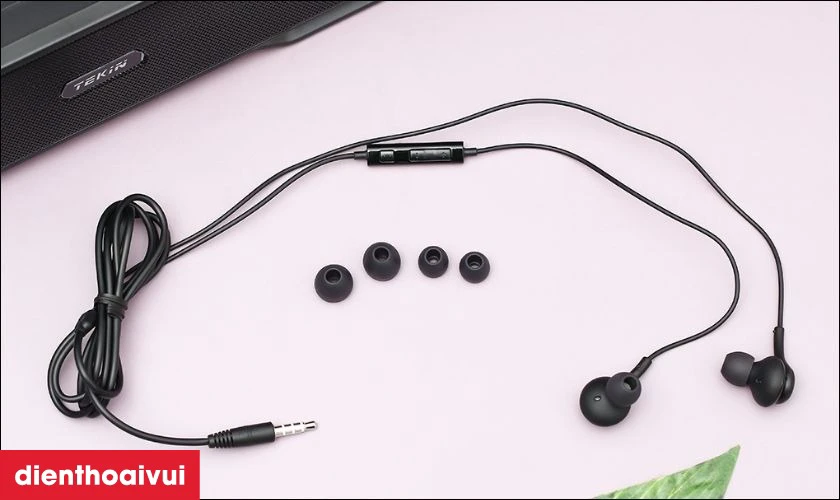 Kiểu dáng in-ear với đệm tai êm ái đem lại cảm giác thoải mái