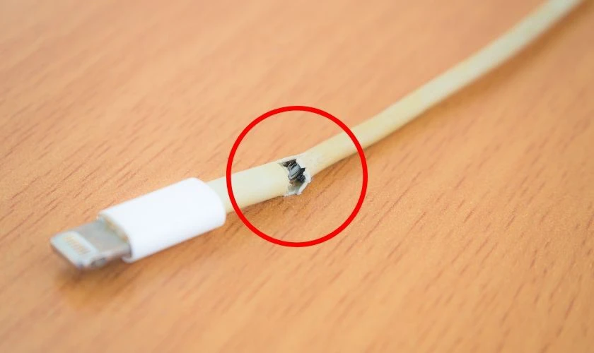 Dây sạc bị nứt, hở mạch khiến dòng điện bị gián đoạn