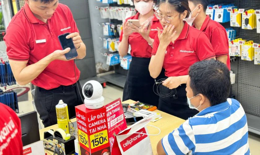Nhờ kỹ thuật viên kiểm tra nguyên nhân và xử lý khi iPhone sạc không vào điện