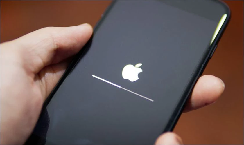 Tại sao điện thoại iPhone có thể bị nóng sau khi cập nhật iOS?