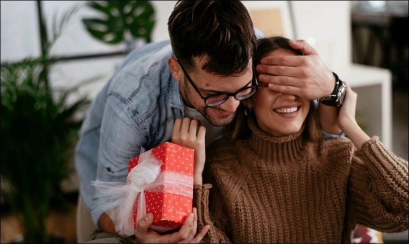 Ý nghĩa khi tặng quà Valentine cho bạn gái, bạn trai ở xa