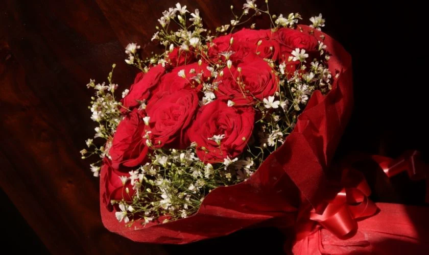 Bó hoa tươi làm quà tặng Valentine cho bạn gái ở xa