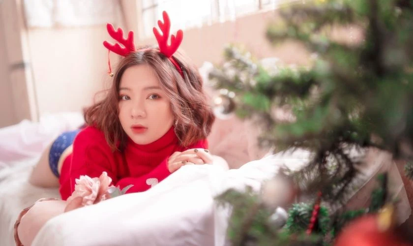 Tạo dáng chụp ảnh Noel một mình