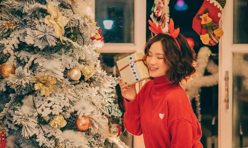 Cách tạo dáng chụp ảnh Giáng sinh một mình dễ thương