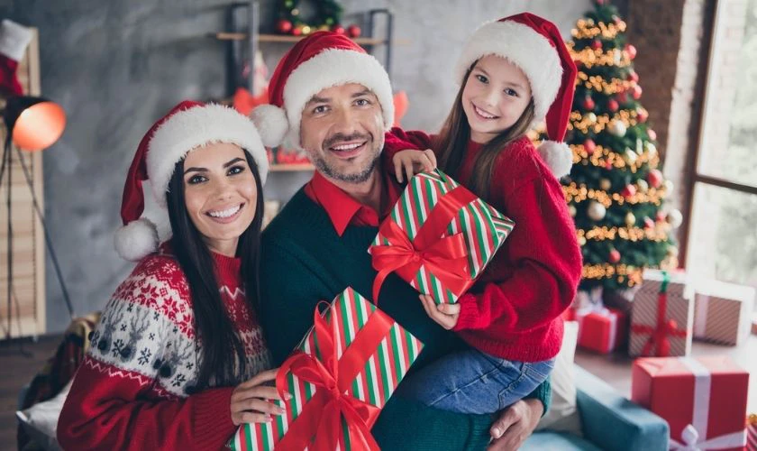 Tạo dáng chụp ảnh Noel với các hộp quà