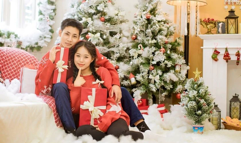 Cách tạo dáng chụp ảnh Noel với các hộp quà