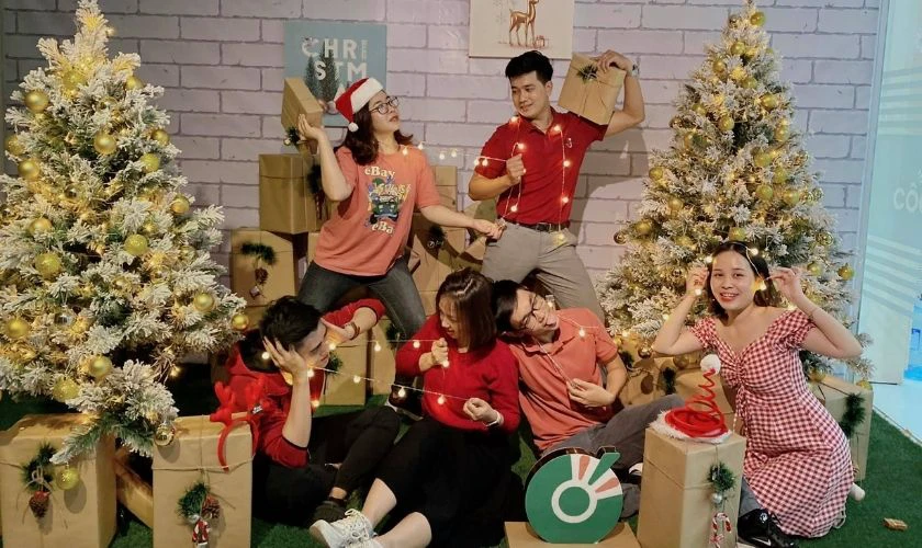 Tạo dáng chụp ảnh Giáng sinh với các hộp quà