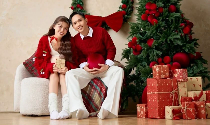 Cặp đôi tạo dáng chụp ảnh Noel với các hộp quà
