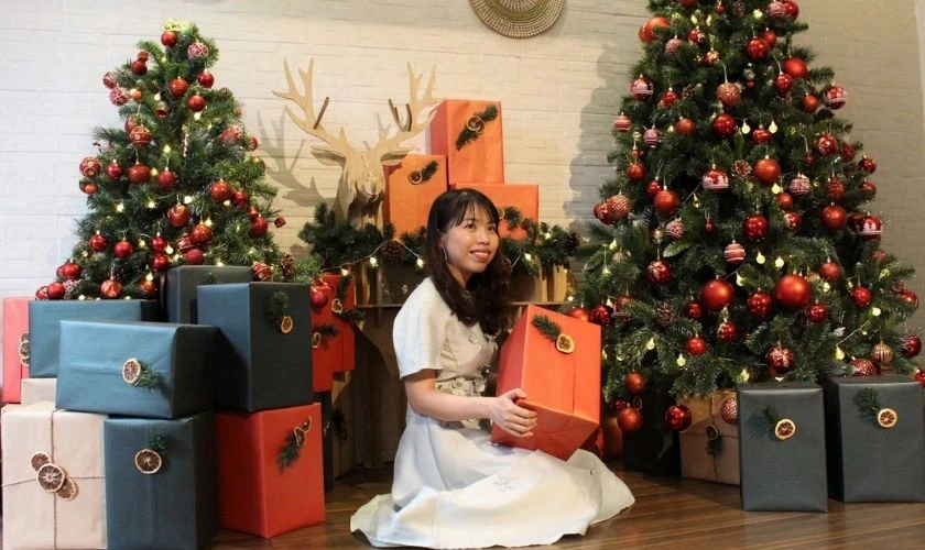 Cách ạo dáng chụp ảnh Giáng sinh với các hộp quà