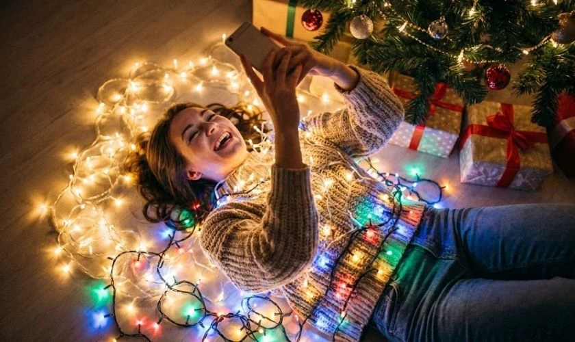 Tạo dáng nằm cười chụp ảnh Noel với đèn Led