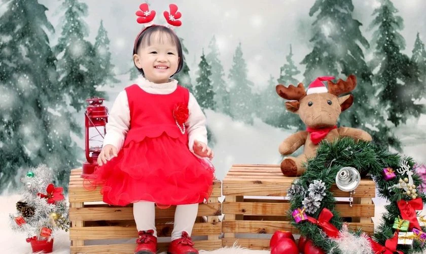 Tạo dáng chụp ảnh Giáng sinh cho bé gái