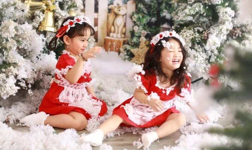 Tạo dáng chụp ảnh Giáng sinh cho bé