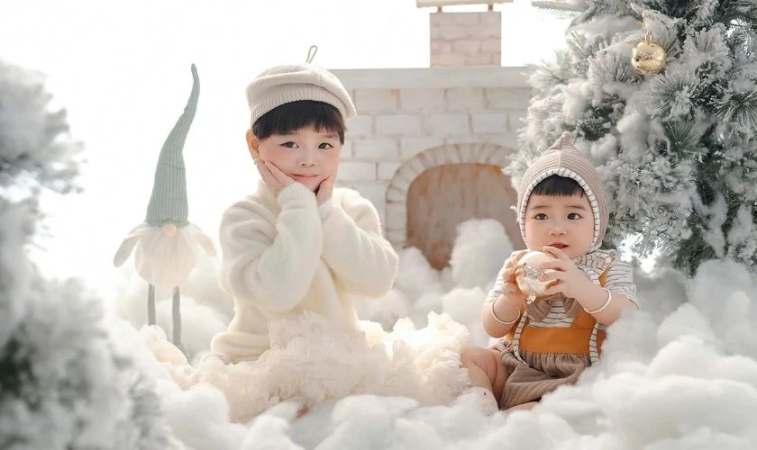Tạo dáng chụp ảnh Giáng sinh cho bé trai