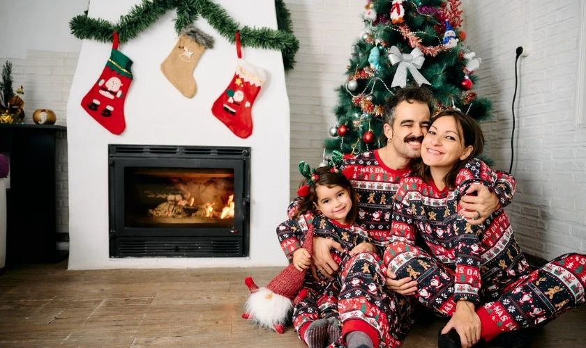 Tạo dáng chụp ảnh Noel bên lò sưởi