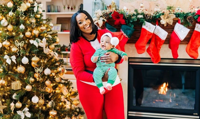 Mẹ và bé tạo dáng chụp ảnh Noel bên lò sưởi