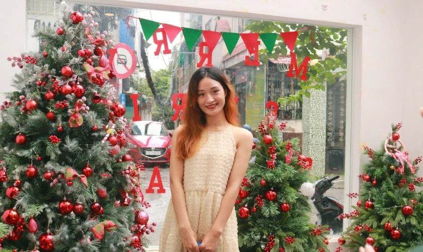 Tạo dáng chụp ảnh Giáng sinh với cây thông hot trend