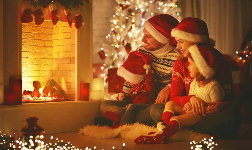 Tạo dáng chụp ảnh Giáng sinh bên lò sưởi